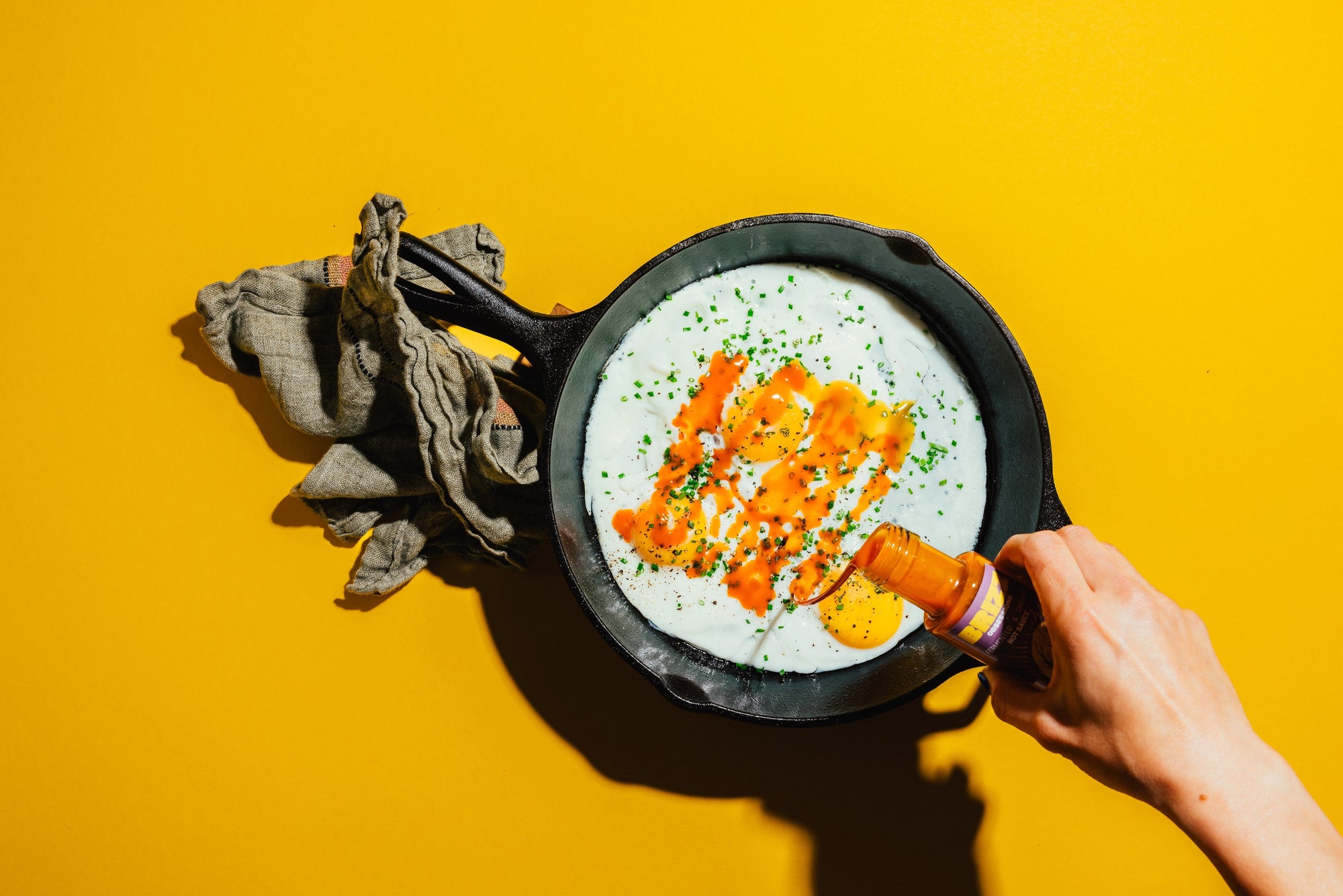 BRIZZ Kimchi Hot Sauce über Spiegeleier gegossen – fermentiert, würzig, medium scharf.